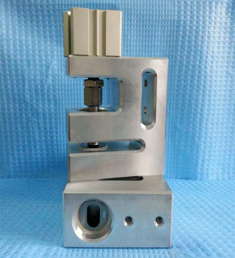 Oval hole punch